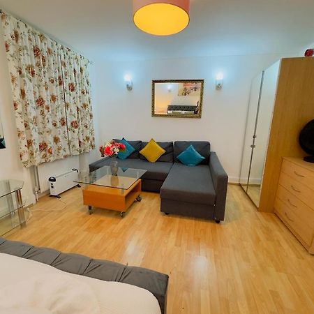 Bright Budget Studio Apartment In Central Лондон Екстер'єр фото