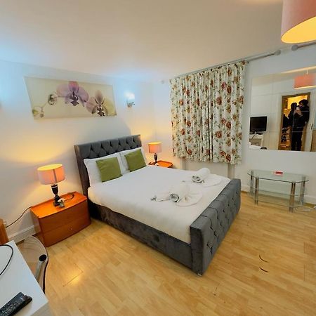 Bright Budget Studio Apartment In Central Лондон Екстер'єр фото