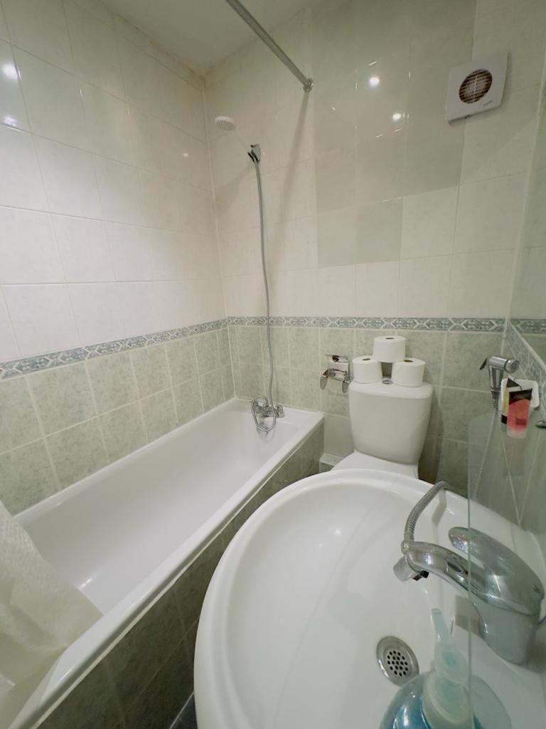 Bright Budget Studio Apartment In Central Лондон Екстер'єр фото