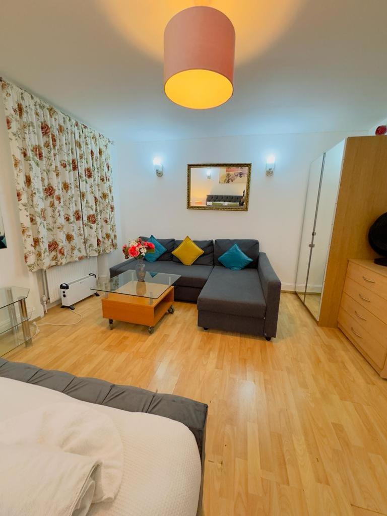 Bright Budget Studio Apartment In Central Лондон Екстер'єр фото