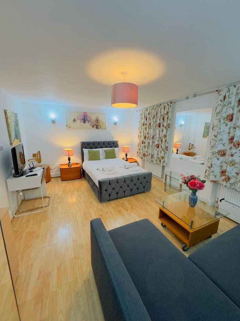 Bright Budget Studio Apartment In Central Лондон Екстер'єр фото