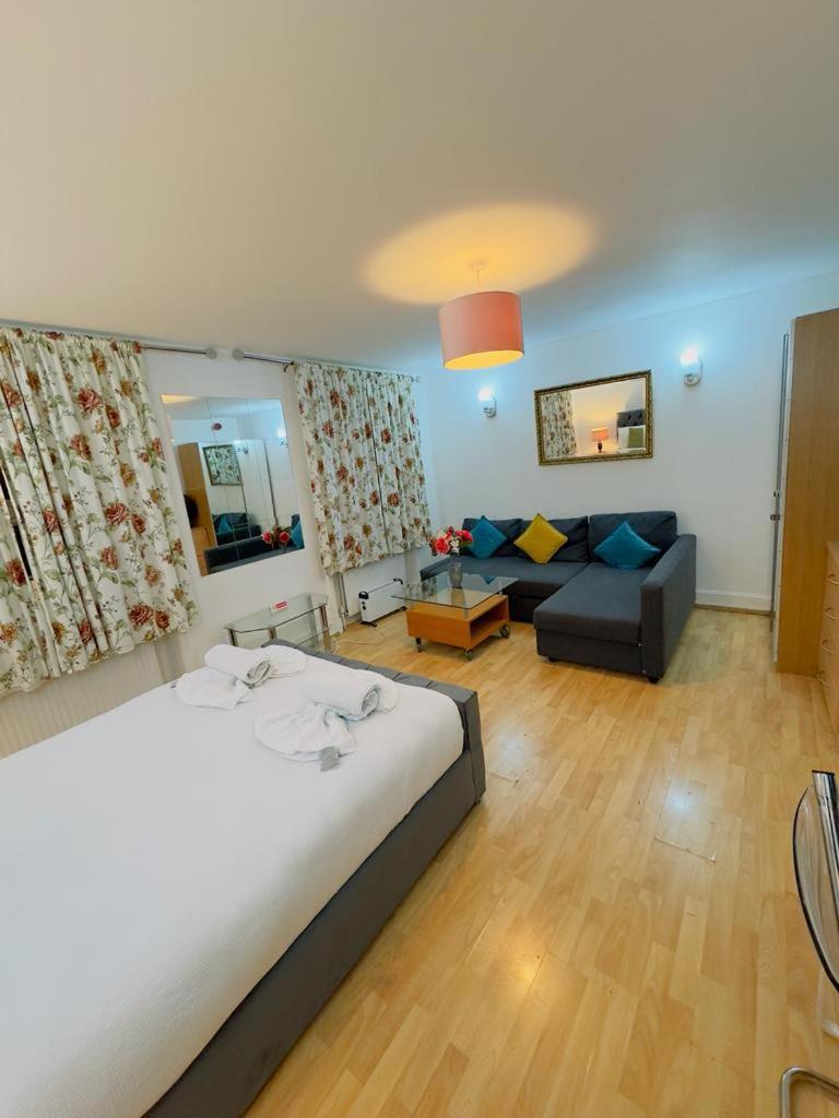 Bright Budget Studio Apartment In Central Лондон Екстер'єр фото